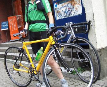 なぜか自販機がバックだ