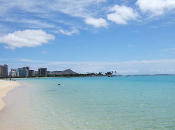 アラモアナビーチ。むこうがワイキキビーチですな