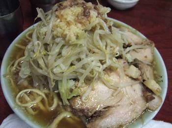 ブタ入りラーメンヤサイカラメ