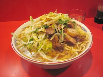 大豚ヤサイニンニクカラメ　フラッシュ自粛でピント甘