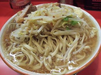 大カラメニンニク。麺がスープから突出している
