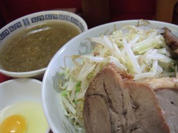 つけめんブタ入りヤサイニンニクカラメ＋生卵